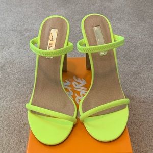 Bellini Neon yellow heel